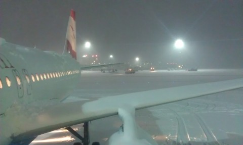 While we were in the plane, it began to snow so hard that we only saw white.