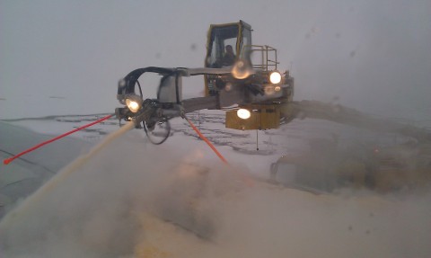 IMAG0773 The de-icing truck, blasting anti-frost stuff on the airplane.