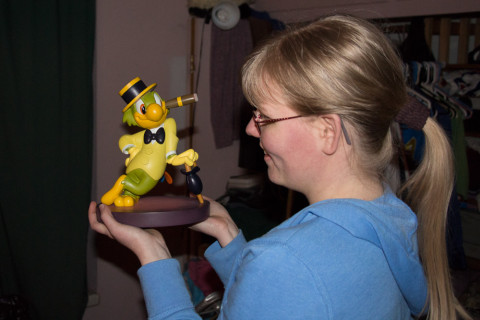 Henrieke appreciating a super rare Figurine of JosÃ© Carioca.